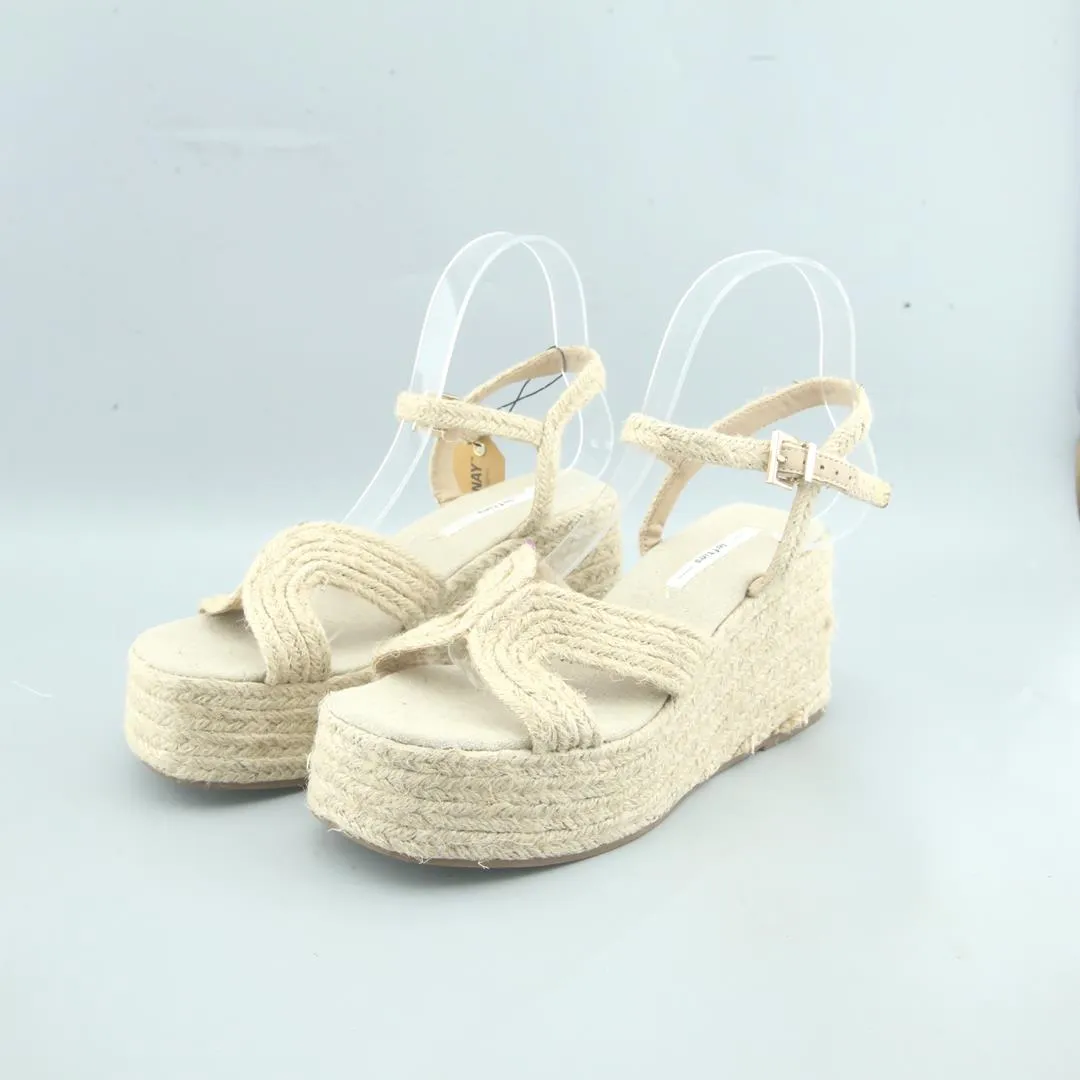 LEFTIES . Platform High Heel