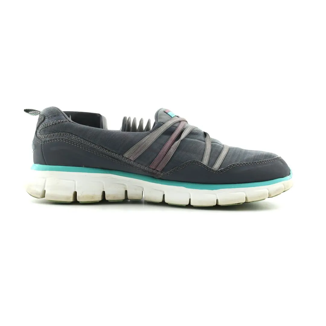 SKECHERS SYNERGY - SCENE STEALER Slip-on Cross Trainer
