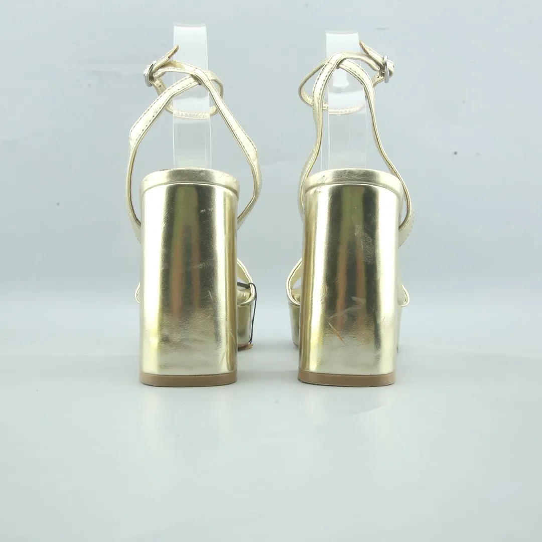 Women-walking ZARA. COLLECTION