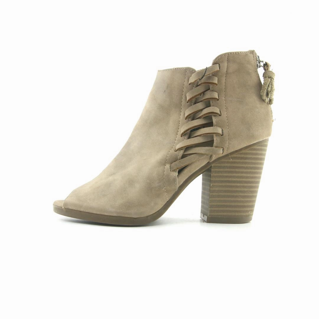 High Heels And Thigh Highs REACTION KEEP CLOSE