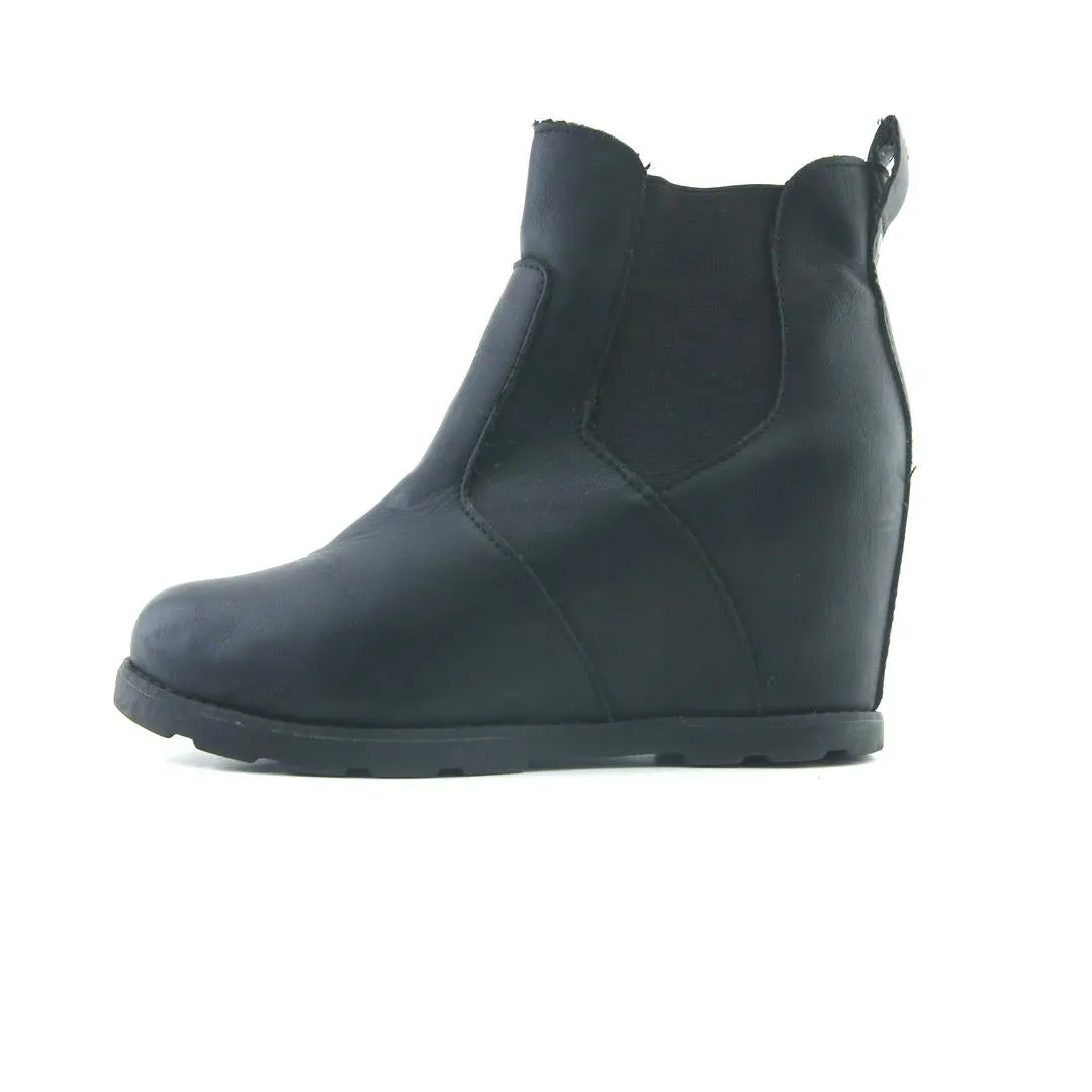 UNIVERSAL THREAD . Competition High Heels