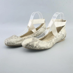 JESSICA SIMPSON . Gold Shoes