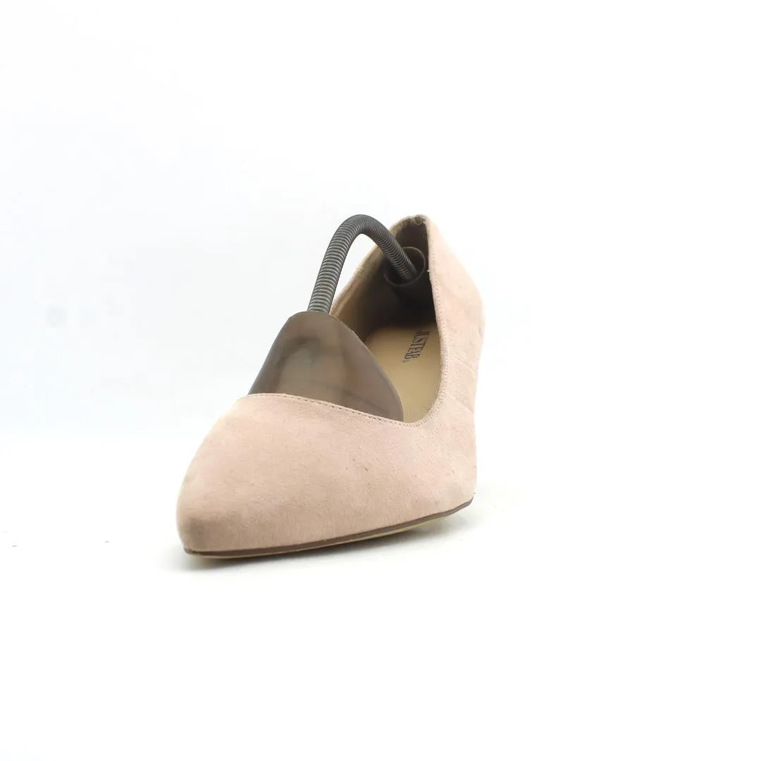 She Wears High Heels I Wear Sneakers Taylor Swift JUST FAB .