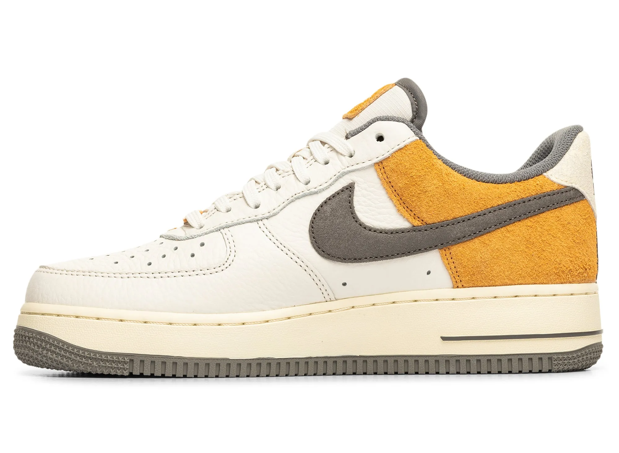 Changing Nike Shoes Nike Air Force 1 '07 LV8