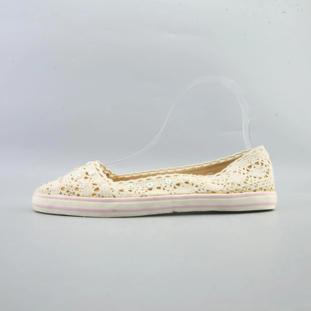 NO BOUNDARIES . Chinese Slip Ons