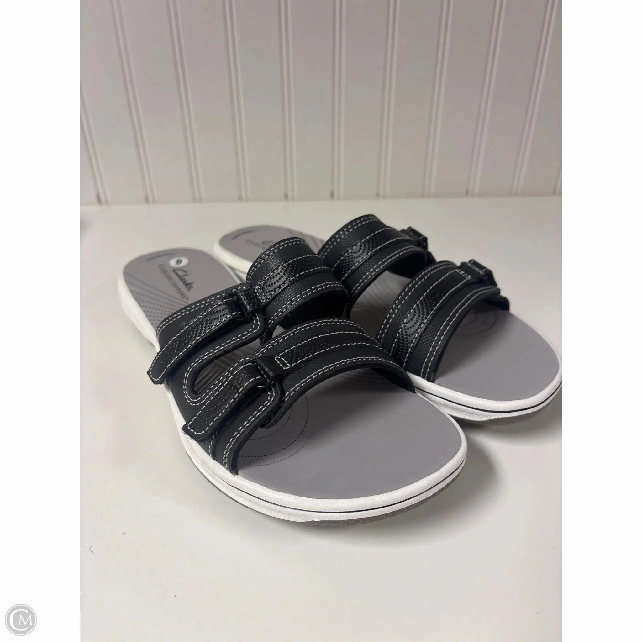 Flip Flop Sr Latch Sandals Flip Flops By Clarks In Black & Grey, Size: 9