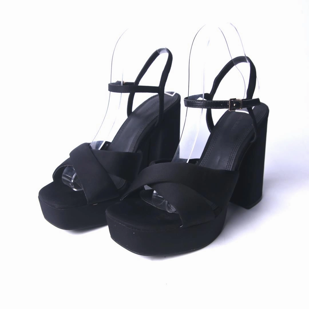 High Heel Platform Thongs STRADIVARIUS .